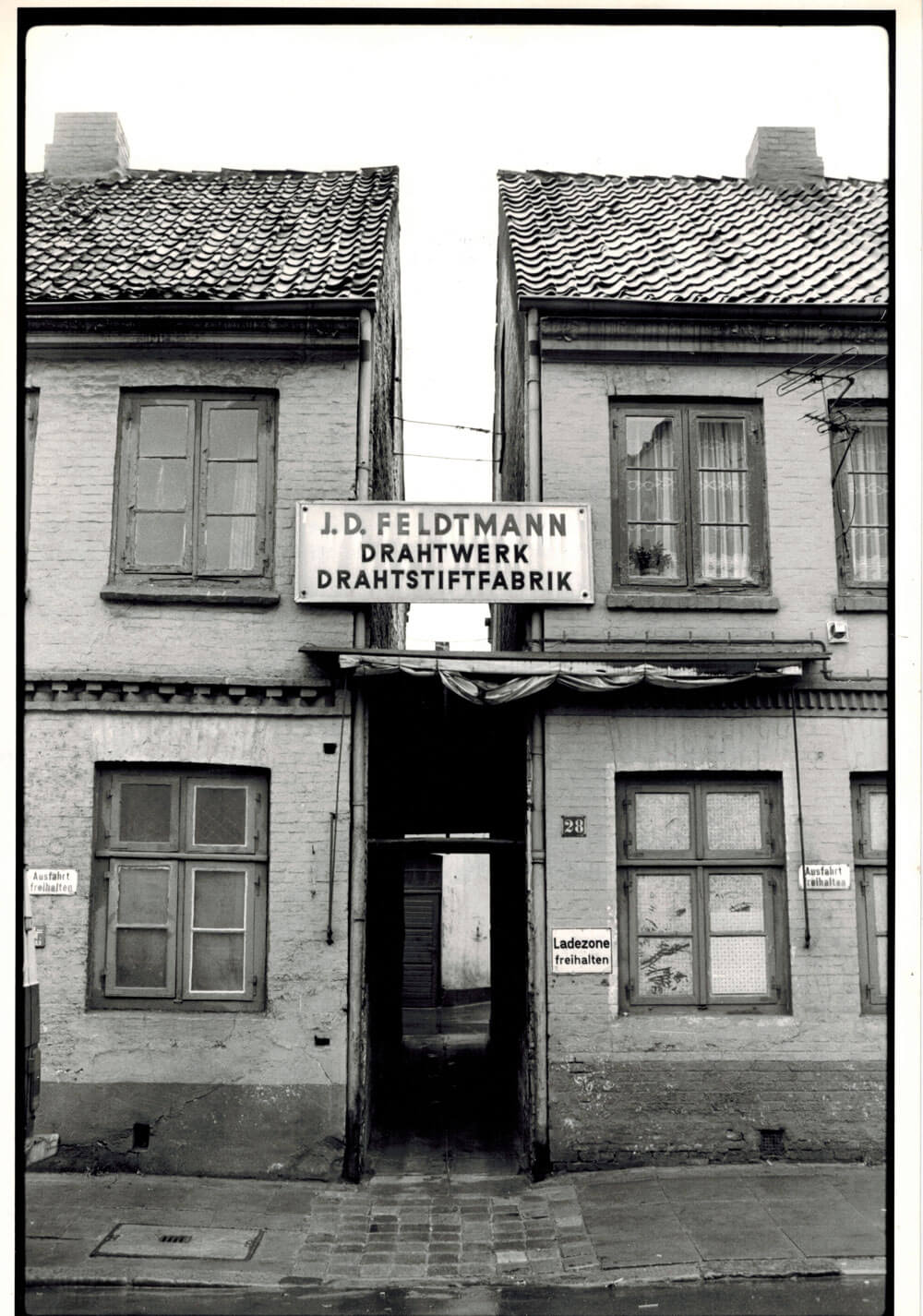 Drahtstifte-Zeissstr-1982-StarO-Michael-Kroeger Drahtstiftefabrik Eingang fotografiert in schwarz-weiß 1982 von Michael Kröger