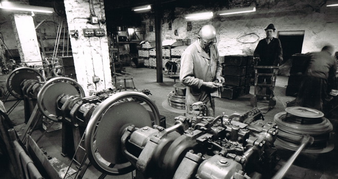 Die Ottensener Drahtstifte-Fabrik J.D. Feldtmann 80er „Vom Draht zum Nagel …“ Die Ottensener Drahtstifte-Fabrik J.D. Feldtmann macht Nägel mit Köpfen