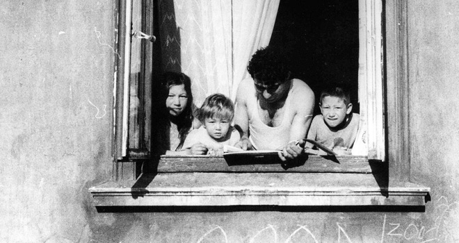 Ottensen 1970er, s/w Foto Blick auf geöffnetes Fenster, drei Kinder und ein Vater