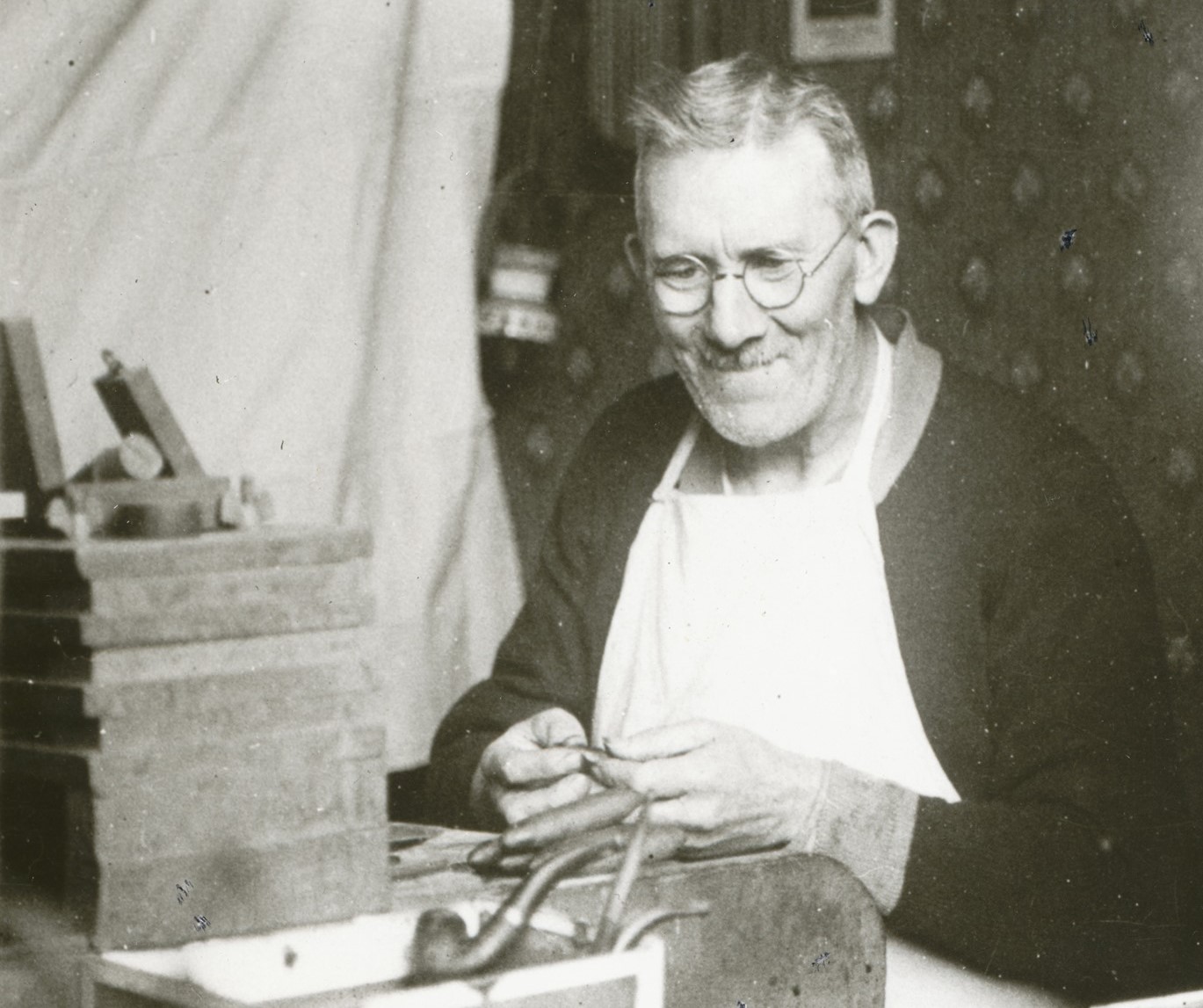Der Ottenser Piependreher (Zigarrenmacher) A.F. Nielsson bei der Arbeit in seiner Wohnung um 1930. Foto: Privatbesitz E. Schmielau Ein Piependreher (Zigarrenmacher)