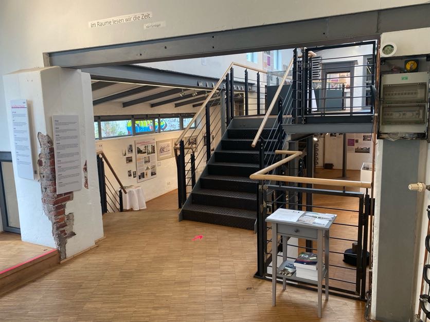 Beide Etagen des Kesselhauses. Ausstellung Koenigstrasse.
