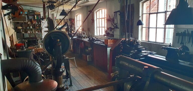 Die Schlosserei der ehemaligen Drahtstiftefabrik Feldtmann oben im Stadttteilarchiv Ottensen.