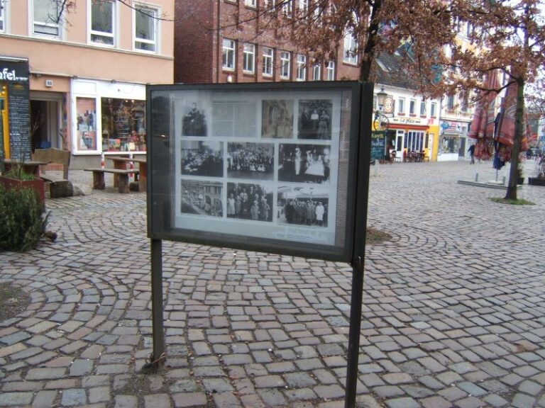 Informationstafel des Stadtteilarchiv Ottensen am Alma-Wartenberg-Platz