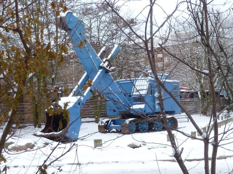 Der Bagger von Menck und Hambrock 2010 im Schnee.