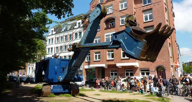 Der Menck Bagger wird 2014 vorgeführt und hat seine Schaufel gehoben.