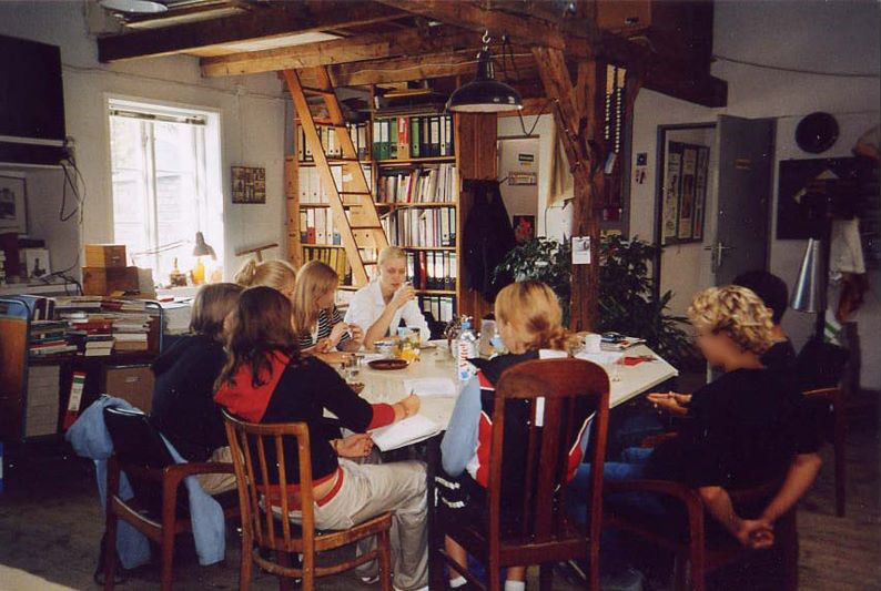 Schülerarbeitsgruppe im Archiv 2003