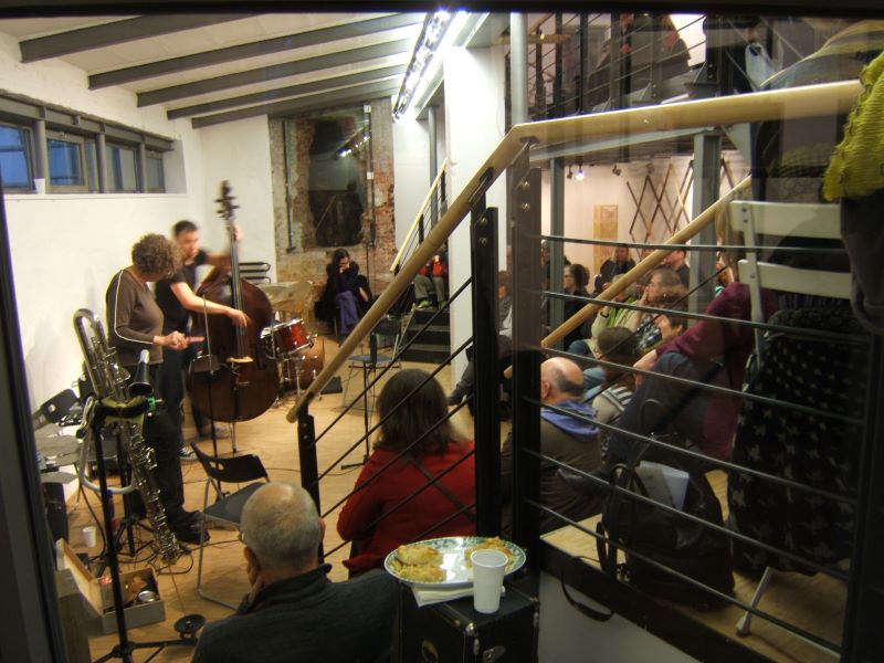 Band musiziert vor Publikum im Kesselhaus