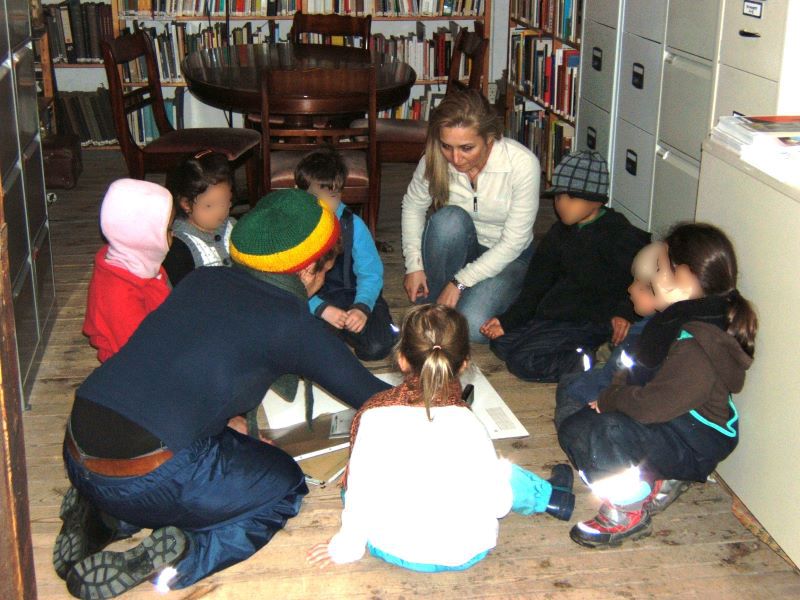 Gruppe Kinder im Archiv