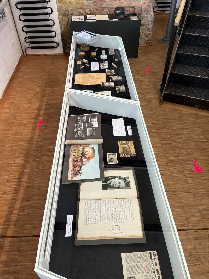 Vitrinen in der Ausstellung Königstraße