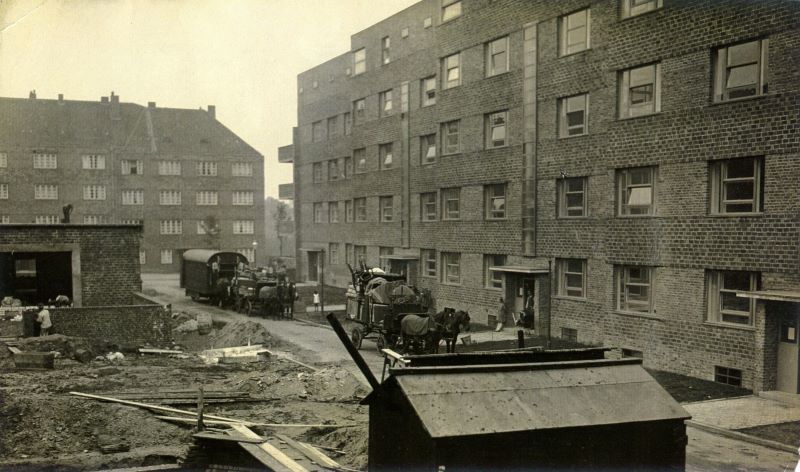 „Einzug in den gerade fertiggestellten Koldinghof 1928“ / Bestand Bildarchiv OBV (Ottensener Bürgerverein) im Stadtteilarchiv Ottensen
