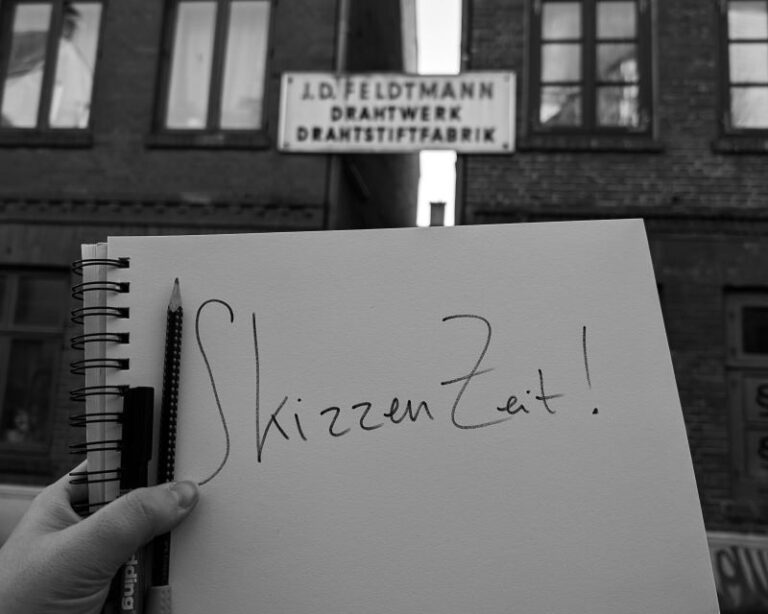 Ein Skizzenblock vor dem historischen Gebäude des Stadtteilarchiv Ottensen e.V. früher Drahstiftefabrik J.D. Feldtmann, Foto: Stadtteilarchiv Ottensen e.V./ Pia Zielke