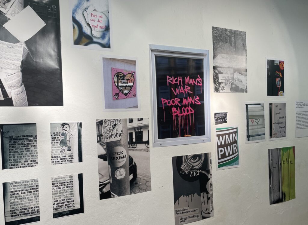 Eine Ausstellungswand mit Fotografien im Kesselhaus des Stadtteilarchiv Ottensen e.V.